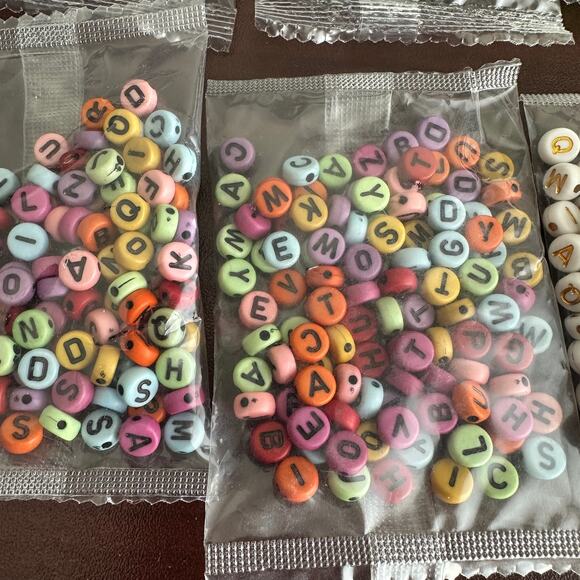 800 Beads! Assorted Colors Acrylic Letter Alphabet, Clear, White, Round, 6-7mm - Picture 5 of 5